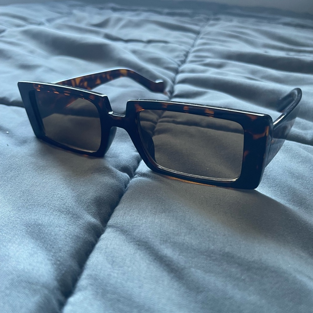 Retro 90’s Tortoise Shell Rectangle Sunglasses - image 3